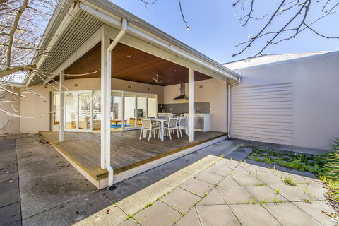 Inner Western Suburbs Retreat - Accommodation ACT 1