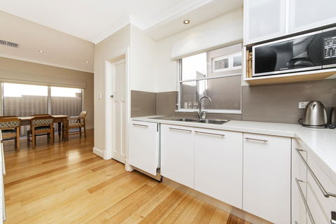 Inner Western Suburbs Retreat - Accommodation ACT 5