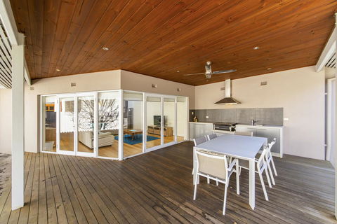 Inner Western Suburbs Retreat - Accommodation ACT 2