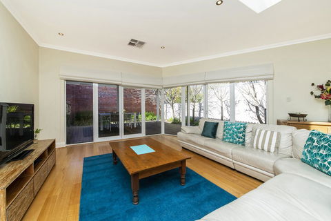 Inner Western Suburbs Retreat - Accommodation ACT 6