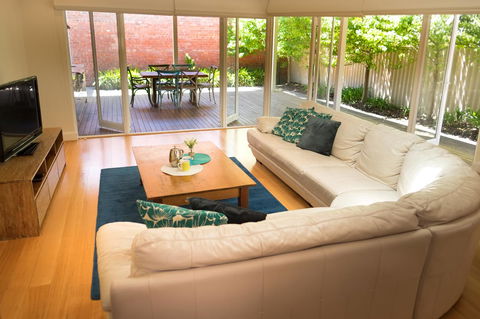 Inner Western Suburbs Retreat - Accommodation ACT 3