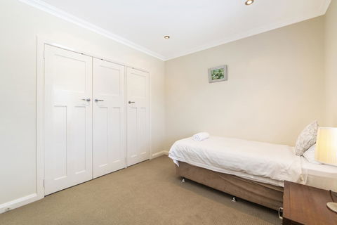 Inner Western Suburbs Retreat - Accommodation ACT 33
