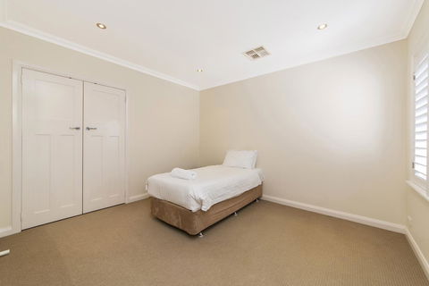 Inner Western Suburbs Retreat - Accommodation ACT 28