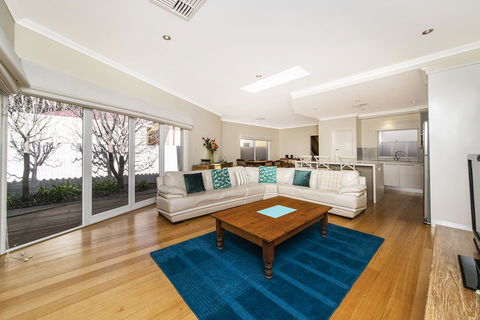 Inner Western Suburbs Retreat - Accommodation ACT 8