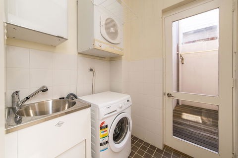 Inner Western Suburbs Retreat - Accommodation ACT 17