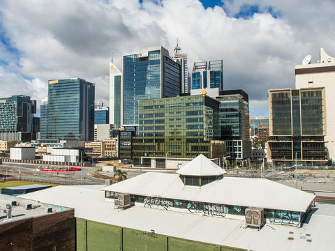 James On The Park - Executive Escapes - Accommodation ACT 18