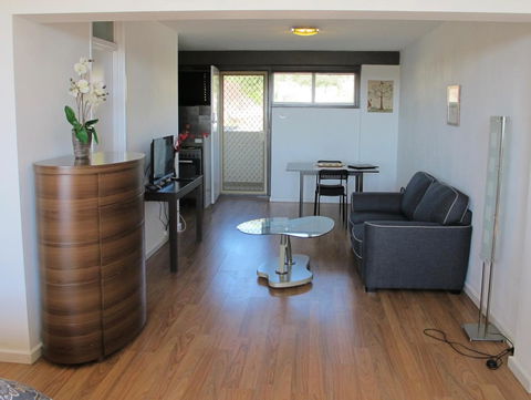 Studio 204 With Harbour, Ocean And Sunset Views From The Balcony - Accommodation ACT 3