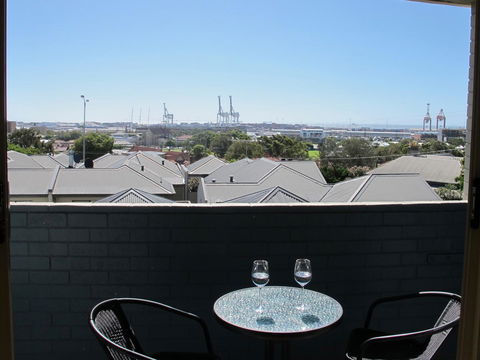 Studio 204 With Harbour, Ocean And Sunset Views From The Balcony - Accommodation ACT 4