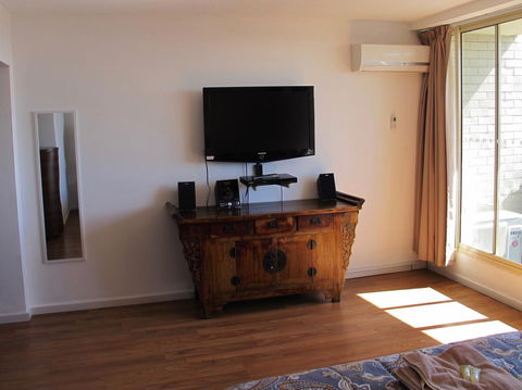 Studio 204 With Harbour, Ocean And Sunset Views From The Balcony - Accommodation ACT 7