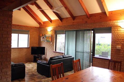 Kestrel Chalets - Accommodation ACT 8