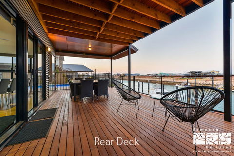 8 Kestrel Place - PRIVATE JETTY & POOL - Accommodation ACT 15