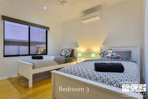 8 Kestrel Place - PRIVATE JETTY & POOL - Accommodation ACT 11