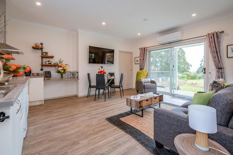 Erriba House - Accommodation ACT 6