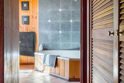 Freycinet Panorama - Accommodation ACT 13