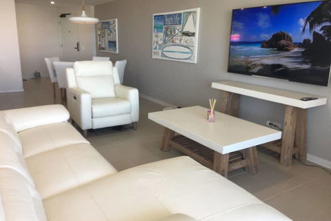 NEW UPMARKET COMFORTABLE 2 Bed, 2 Bath, OCEAN VIEWS, 250m To BUDDINA BEACH! - Accommodation ACT 3