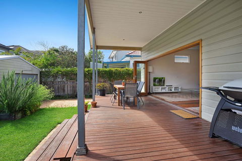 Newcastle Executive Homes - Cooks Hill Cottage - Accommodation ACT 1