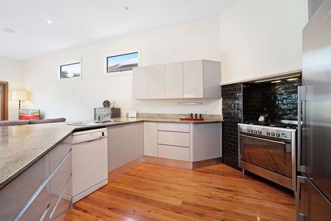 Newcastle Executive Homes - Cooks Hill Cottage - Accommodation ACT 3