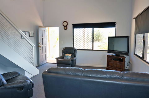 Ningaloo Breeze Villa 6 - 3 Bedroom Fully Self-Contained Holiday Accommodation - Accommodation ACT 3
