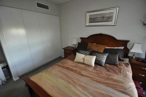 NORTH SYDNEY FULLY SELF CONTAINED MODERN 2 BED APARTMENT (16WAL) - Accommodation ACT 2