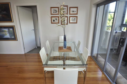 NORTH SYDNEY FULLY SELF CONTAINED MODERN 2 BED APARTMENT (16WAL) - Accommodation ACT 1