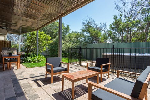 Ocean Breeze Retreat - With Spa And Space - Accommodation ACT 3