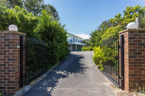 Ocean Breeze Retreat - With Spa And Space - Accommodation ACT 1