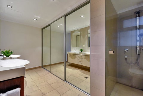 Oceana Darwin Central Oceanfront 3 Bedroom 2 Lounge Room Pool Gym Tennis Court Sleeps 9 - Accommodation ACT 3