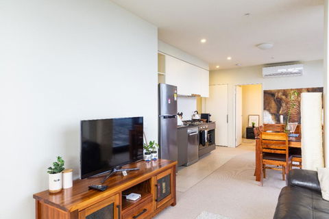 ON TOP OF THE WORLD - BEST VIEWS IN MELBOURNE !! - Accommodation ACT 3