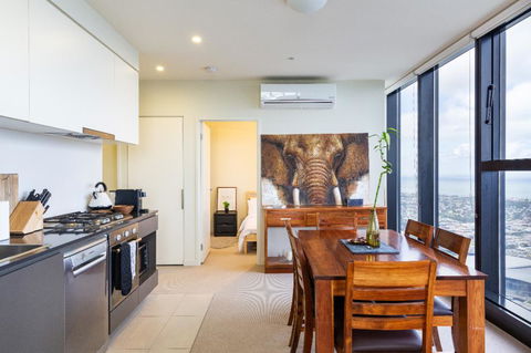 ON TOP OF THE WORLD - BEST VIEWS IN MELBOURNE !! - Accommodation ACT 0