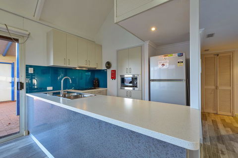 Osprey Holiday Village Unit 121 - Fantastic 3 Bedroom Holiday Villa With A Pool In The Complex - Accommodation ACT 3