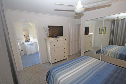 Paradise Waters - No. 13 - Accommodation ACT 1