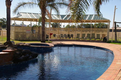 Pines Country Club Motor Inn - Accommodation ACT 2