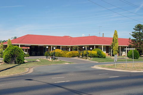 Pines Country Club Motor Inn - Accommodation ACT 1