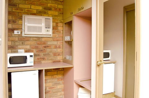Pines Country Club Motor Inn - Accommodation ACT 0