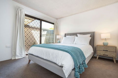 Quiet River Front Escape Walk To Ocean Street & Shops - Accommodation ACT 2