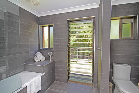 Red Door Beach House - Marcoola Beach - PET FRIENDLY, FOXTEL, WIFI, 500 BOND, Linen Supplied - Accommodation ACT 3