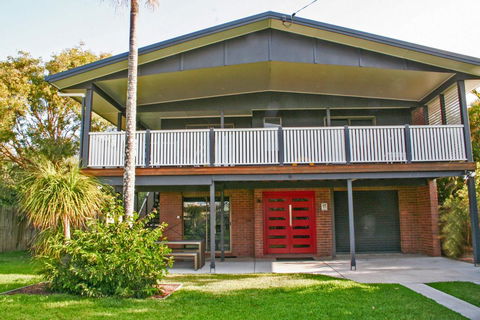 Red Door Beach House - Marcoola Beach - PET FRIENDLY, FOXTEL, WIFI, 500 BOND, Linen Supplied - Accommodation ACT 0