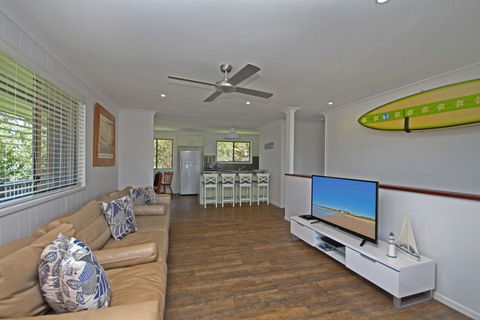 Red Door Beach House - Marcoola Beach - PET FRIENDLY, FOXTEL, WIFI, 500 BOND, Linen Supplied - Accommodation ACT 2