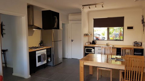 Red Ochre - Large 1BR With Private Courtyard - Accommodation ACT 2