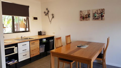 Red Ochre - Large 1BR With Private Courtyard - Accommodation ACT 1