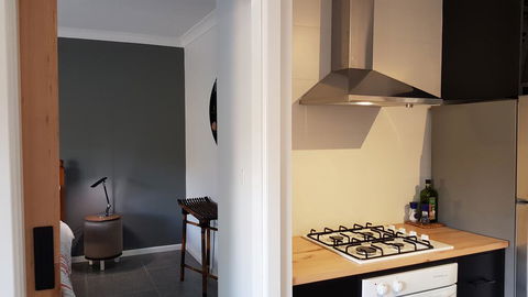 Red Ochre - Large 1BR With Private Courtyard - Accommodation ACT 3