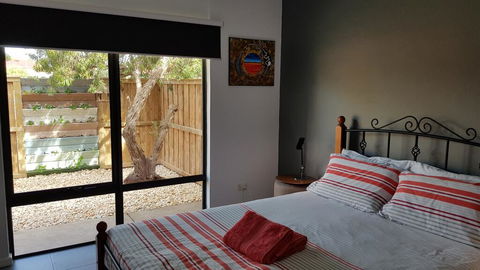 Red Ochre - Large 1BR With Private Courtyard - Accommodation ACT 0