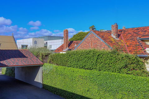 Redwood Manor Motel Apartments - Accommodation ACT 3