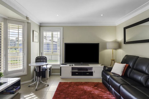 RELAXED COASTAL GETAWAY // MOMENTS TO WATERFRONT - Accommodation ACT 2