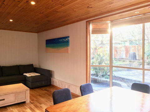 Romantic Getaway With Spa And Wifi - Pet Friendly - Accommodation ACT 2