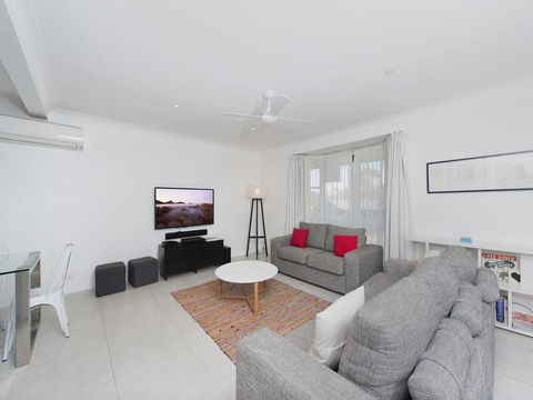 Ronald Avenue, 101, Sea Behind The Trees - Accommodation ACT 0