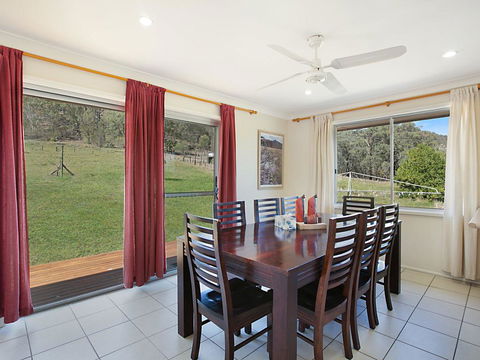 Rosa Estate In Broke - Two 3br House In Walking Distance To Cellar Doors - Accommodation ACT 3
