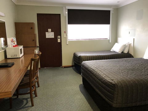 Roydons Motor Inn - Accommodation ACT 2