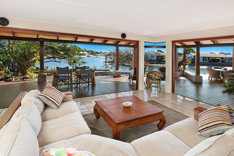SCHMAN55-WATERFRONT, RESORT-STYLE ENTERTAINER - Accommodation ACT 0
