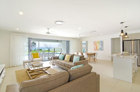 Sentosa On Tugun - Beachfront 5 Bedroom - Accommodation ACT 3